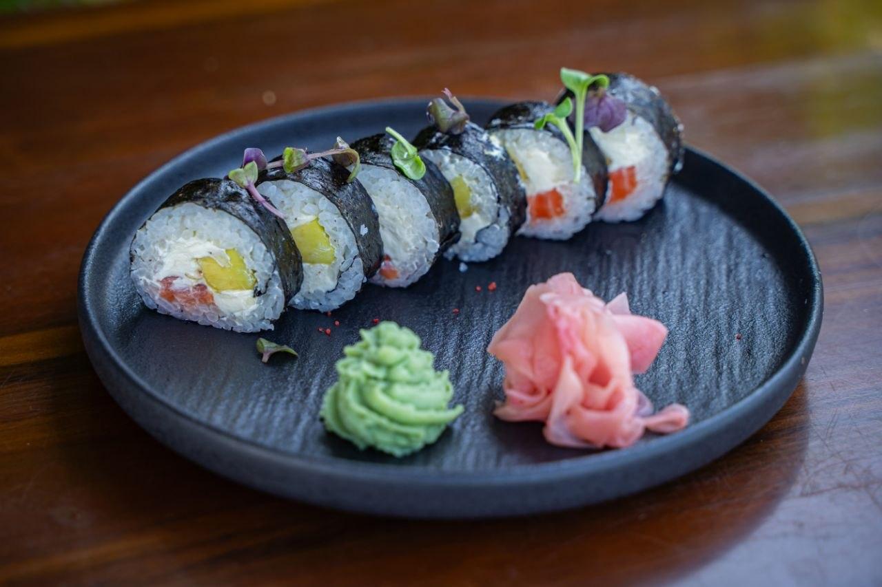 Sake Avocado Maki (6 pcs)