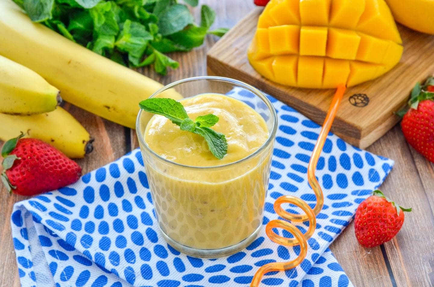 Mango-banana smoothie